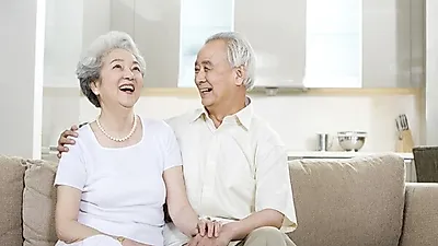 '노인빈곤문제 심각!'  올 4월부터 30만 원으로 인상 지급!  노후생활 돕기 위한 '노인기초연금'  신청 대상