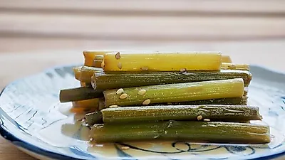 [밥반찬만들기]알싸한 맛이 매력, '백종원 마늘쫑볶음'과 '만능간장 만드는 법'