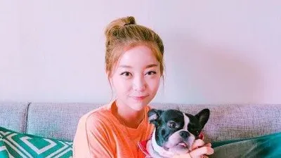 김가은, 핑크 빛 분위기 반려견과 '다정다감'