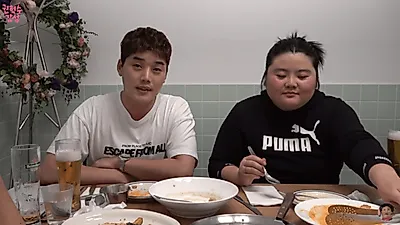 구도쉘리 위해 공항까지 마중간 권혁수, 둘이 무슨 사이? 나란히 앉아 저녁까지..