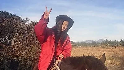 배우 이선빈, 늠름하게 말 위에서 "예쁜 제왕이랑 데이뚜"