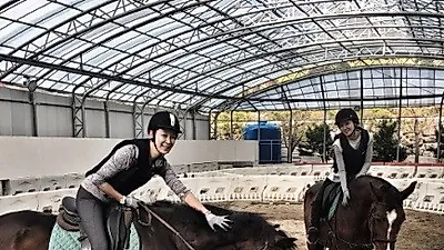 황정음, 말 위에서 빙그레 미소 '즐거운 승마 시간'