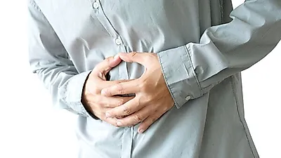 '계속되는 트름'  역류성식도염 원인 및 증상은?…  역류성식도염에 안좋은 습관 정리