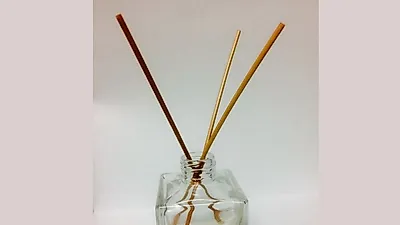 향수와 베이스에 디퓨져 스틱만 꼽으면 끝, 간단한 '디퓨져만들기'