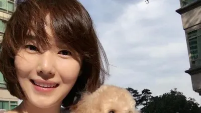이정현 반려견 토리 품에 앉은 채 봄바람 가득 일상