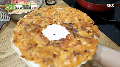 [오늘 뭐먹지?] 비 오는 날 저녁대신 돼지 김치부침개? 돼지비계 넣으면 바삭한 식감 높아져