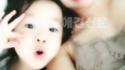 현영 둘째임신, 해맑은 미소...첫째와 뽀얀피부 뽐내며