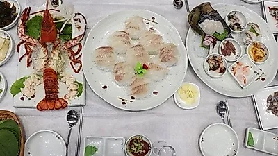 제주도 맛집 '월척수산'에서 푸짐한 회 한상으로 바다의 싱싱함 느낄 수 있어