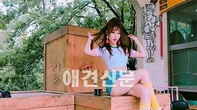 김청하, '머리 늘어뜨린 뇌쇄적 매력...매끈한 고속도로 각선미'