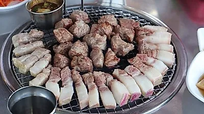 제주 함덕해수욕장 맛집 '복자씨연탄구이 함덕점', 신선한 생 흑돼지 구이 제공