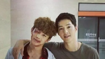 피고인 김민석, 피투성이 얼굴로 송중기와 다정하게~