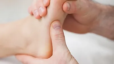 주기적인 마사지 중요…족저근막염 방치는 금물  '족저근막염 증상 및 치료법'
