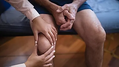 일상생활에 큰 지장을 초래하는 무릎통증 원인과 치료방법