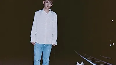 크러쉬, 반려견과 밤 산책 중 "4시간 뒤 wonderlust 발매!"