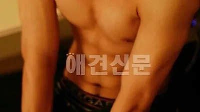 SNL9 현우, 동안 외모+완벽 초콜릿 복근 자랑 '그저 감탄만'