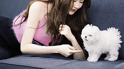 강민경, 반려견 휴지의 '인형자태' 공개