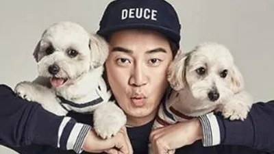 윤계상, 어깨에 반려견 두마리 올린 채 "가족사진 감사 해요"