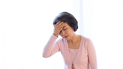 [생활건강]  두피가 당기듯이 아프면…  두통 증상 방치하면 뇌질환 이어져,  스트레스 없애면 해결된다?  두통 극복하는 TIP