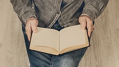 [생활습관]  잘못된 자세로 책 보면 '척추측만증' 동반될 수도…