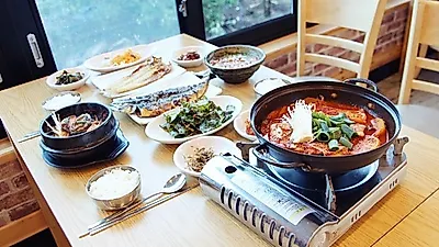 설레는 봄 분위기... 서귀포 산방산 맛집 '신옛촌 본점', 신선한 요리 선보여