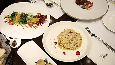 압구정 맛집 앙스모멍', 맛좋은 스테이크를 고급스러운 분위기와 함께 즐길 수 있어