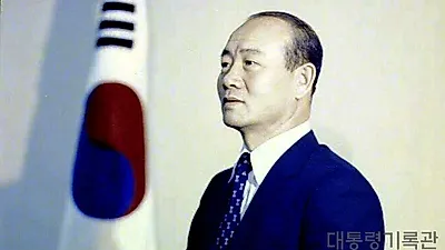 전두환, 민주주의의 아버지라더니 "치매가 벼슬이지".. 5·18때는 잔치판 벌이더니 재판 전 모습 '가관'