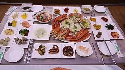 여름 휴가철 식도락객이 찾는 맛집, 속초 동명항 '비치대게직판장'
