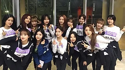 원앤비 X 우주소녀 단체 꽃밭 인증샷 공개