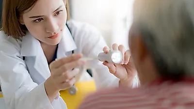 노인백내장 주의보…백내장초기증상 주목 필요