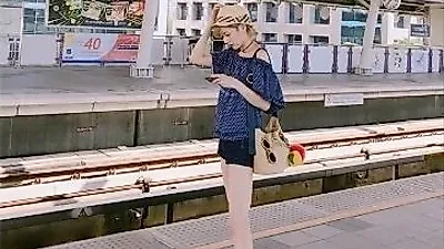 우윳빛 각선미 정소민, 짧은 하의에 드러난 아찔함