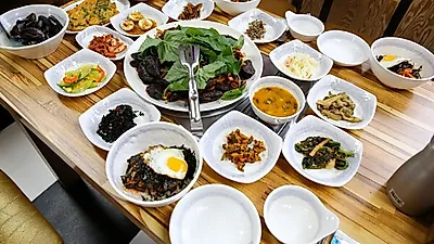 영암 맛집 '순덕이네' 불향과 매콤한 양념이 어우러져 깊은 풍미를 자랑하는 돌문어볶음을 즐길 수 있어 인기