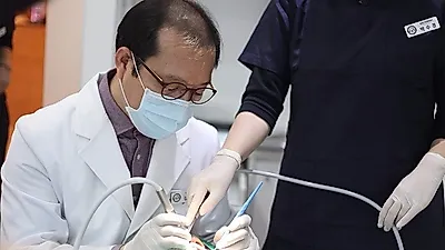 임플란트 부작용 및 치료 비용부담이 있다면, 틀니 치료
