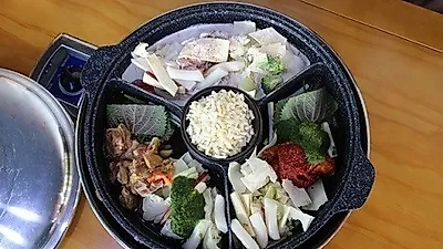 가평 아침고요수목원 근처 맛집 '금강산철판닭갈비' 세가지 맛 '삼세판 닭갈비' 제공