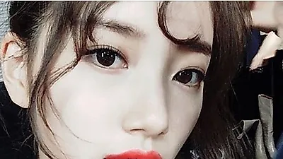 수지, 빨간 레드립...쇄골 드러낸 그윽한 눈빛