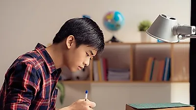 [생활꿀tip]   독서에 흥미 없는 아이,   책의 즐거움 찾아주려면?…가장 책 읽기 좋은 자세까지