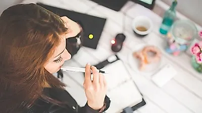 1인기업 시작할 때  지원사업 이용하면  금방 차릴 수 있어…  유형별로 달라지는  1인사무공간의 좋은 점