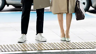 소이현X인교진 화보 촬영 출국, 트렌디한 슈즈 커플룩으로 완성한 공항패션