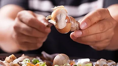 香ばしい味と弾力のある食感を持つツブ貝ビビンミョンのレシピ