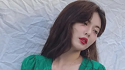 현아♥던 컴백, 인스타그램에도 쏠리는 이목…화려한 드레스 자태로 '시선 강탈'