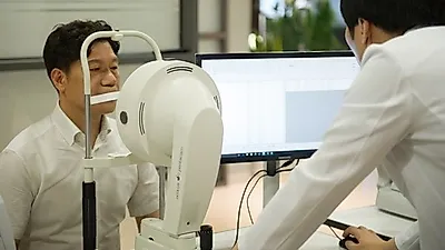 노안증상, 나이 탓이라고 방치하면 더 큰 문제 생길 수 있어