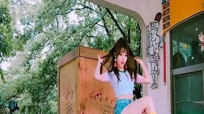 최파타 김청하, 상하의 모두 짧은 파격의상 입고...'아찔하네'