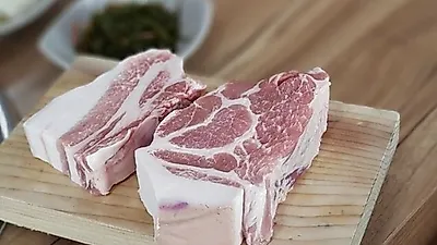 제주애월맛집 '도민상회 본점', 숯불에 구워 육즙 살린 두툼한 근고기 제공