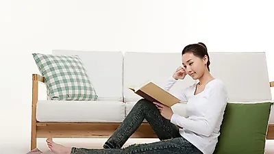 [꿀팁정보]   잘못 취한 독서 자세   '목디스크'   발생해…'책거치대'   안정된 독서 자세 찾자