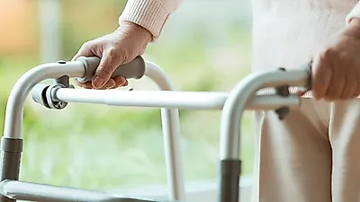 노인들에게 많이 발병하는 신경퇴행성질환, '파킨슨병 초기 증상'과 치료