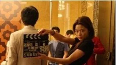 전지현, '매끈한 다리라인'...검은 롱스커트 사이로 아찔