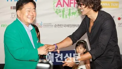 [포토]순천만영화제 홍보대사 위촉패 받는 김민준