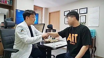 팔을 부딛혀 발생하는 팔꿈치통증, 증상의 빠른 호전이 중요