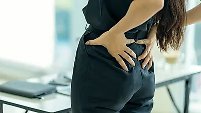 허리가 점차 굳어가는 강직성척추염 원인과 치료법을 알아보자