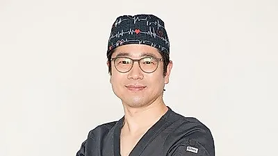 눈꺼풀처짐으로 눈가에 땀이 차고 짓무르기 쉬운 여름, 상안검수술을 고민하고 있다면 눈썹거상술로 해결 가능
