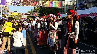 2019 이태원 지구촌 축제 라인업에 "깜짝" 누구 왔길래.. 퍼레이드부터 디제잉까지